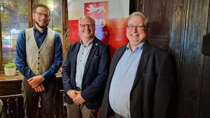SPD-Vorsitzender Mirko Witkowski (von rechts) dankte Konrad Ginter und Matthias Rehfuß. Foto:Tanja Witkowski