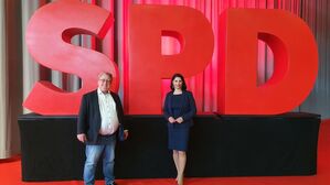 Derya Türk-Nachbaur betreut den Wahlkreis Rottweil-Tuttlingen. Das Foto zeigt sie mit Mirko Witkowski.