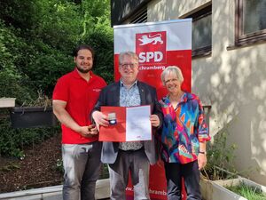 Ali Zarabi (links) und Renate Much (rechts) gratulieren Mirko Witkowski zur Willy-Brandt-Medaille.