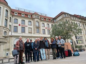 Wo einst Willy Brandt in Erfurt ans Fenster gerufen wurde, machte die Schramberger SPD ihr Erinnerungsfoto. Foto: him