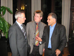 Im Gespräch am Rande des ersten Neuinländerstammtisches: OB Herbert Zinell (von links), Mirko Witkowski und Ergun Can.
