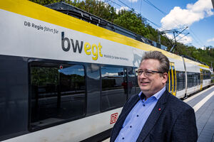 SPD-Kreisvorsitzender Mirko Witkowski fordert eine Aufwertung der Gäubahn. Das Foto ist am Bahnhof in Sulz entstanden.