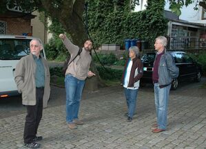 Reinhard Günter erläutert Hans Jörg Fahrner, Renate Much und Joachim Erdmann, wie er sich den Platz vorstellt.