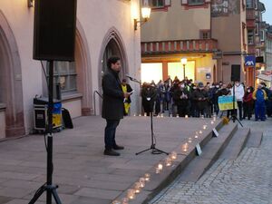 Juso-Kreisvorsitzender Ali Zarabi bei seiner Rede vor dem alten Rathaus in Rottweil.